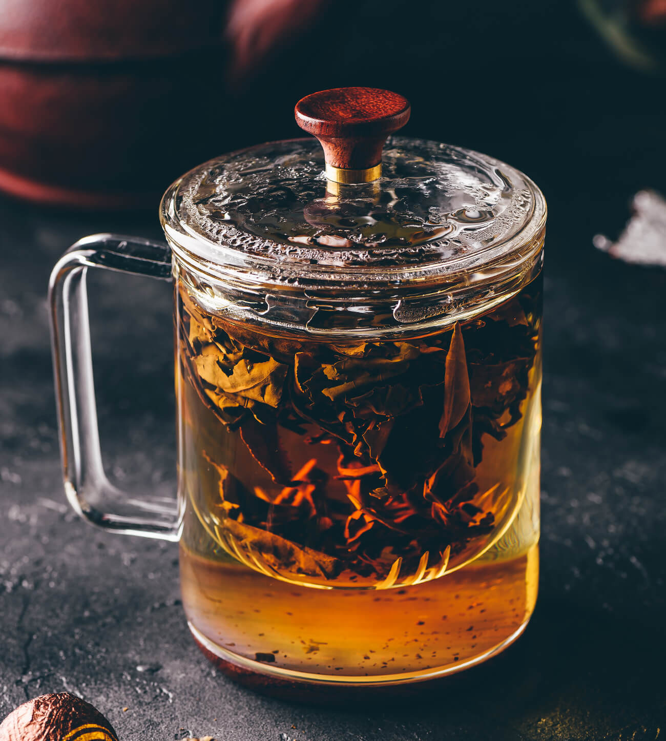 Steeping oolong tea in a glass steeper